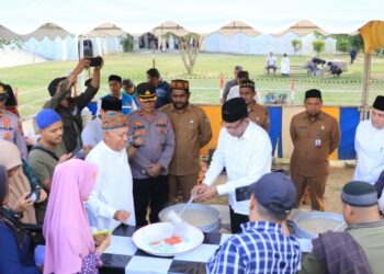 Foto : Wakil Wali Kota Lhokseumawe, Husaini, S.E secara resmi membuka pembagian kanji rumbi gratis di halaman Masjid Agung Islamic Center Lhokseumawe, Senin (03/03/2025) sore.