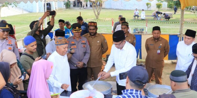 Foto : Wakil Wali Kota Lhokseumawe, Husaini, S.E secara resmi membuka pembagian kanji rumbi gratis di halaman Masjid Agung Islamic Center Lhokseumawe, Senin (03/03/2025) sore.