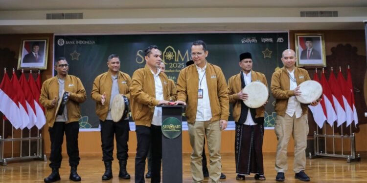 Foto : Kepala Perwakilan Bank Indonesia Lhokseumawe, Prabu Dewanto, bersama Walikota Lhokseumawe, Dr. Sayuti Abubakar, SH., MH., membuka secara resmi program Semarak Rupiah Ramadan dan Berkah Idulfitri (SERAMBI) 2025.