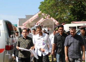 Foto : Wali Kota Lhokseumawe, Dr. Sayuti Abubakar, SH, MH, memeriksa kendaraan dinas roda 4.