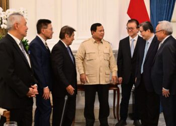 Presiden Prabowo (tengah) ketika berdiskusi singkat dengan sejumlah pengusaha besar nasional, di Istana Merdeka, Jumat (7/3/2025) (Foto: Biro Pers Setpres/ist)