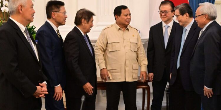 Presiden Prabowo (tengah) ketika berdiskusi singkat dengan sejumlah pengusaha besar nasional, di Istana Merdeka, Jumat (7/3/2025) (Foto: Biro Pers Setpres/ist)