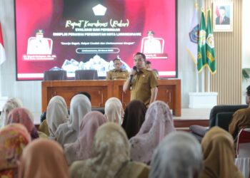 Foto: Wali Kota Lhokseumawe, Dr. Sayuti Abubakar, S.H.,M.H.,menggelar rapat evaluasi serta pembinaan disiplin pegawai di lingkungan Pemerintah Kota (Pemko) Lhokseumawe pada Senin (10/3/2025). 