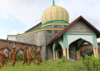 Foto: Wakil Wali Kota Lhokseumawe, Husaini,bersama Sekda Lhokseumawe, T. Adnan, Plt Kepala Bappeda, Reza Mahnur, Sekretaris Dinas PK, Rosni, Kabag Prokopim Setdako, Darius, meninjau gedung kesenian.