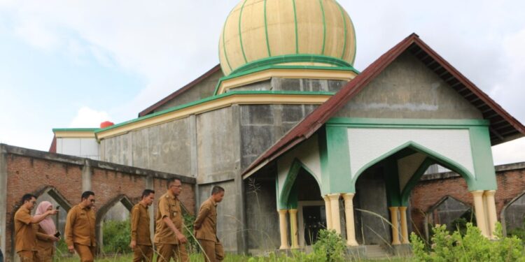 Foto: Wakil Wali Kota Lhokseumawe, Husaini,bersama Sekda Lhokseumawe, T. Adnan, Plt Kepala Bappeda, Reza Mahnur, Sekretaris Dinas PK, Rosni, Kabag Prokopim Setdako, Darius, meninjau gedung kesenian.