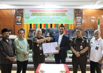 Foto : Sayuti Abubakar, S.H., M.H., menghadiri penandatanganan Memorandum of Understanding (MoU) antara Kejaksaan Negeri Lhokseumawe dan Dewan Perwakilan Rakyat Kota (DPRK) Lhokseumawe. Kegiatan tersebut berlangsung di Kantor DPRK Lhokseumawe pada Rabu (19/3/2025).