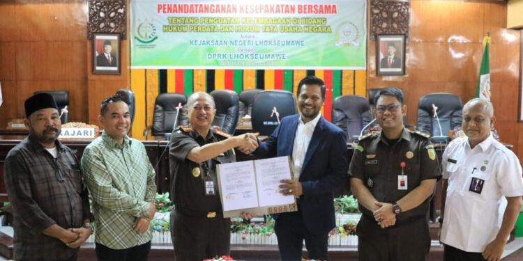 Foto : Sayuti Abubakar, S.H., M.H., menghadiri penandatanganan Memorandum of Understanding (MoU) antara Kejaksaan Negeri Lhokseumawe dan Dewan Perwakilan Rakyat Kota (DPRK) Lhokseumawe. Kegiatan tersebut berlangsung di Kantor DPRK Lhokseumawe pada Rabu (19/3/2025).