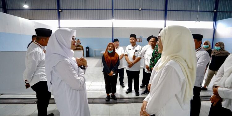 Foto : Bupati Banyuwangi Ipuk Fiestiandani mengunjungi dapur Makan Bergizi Gratis (MBG) di Satuan Pelayanan Pemenuhan Gizi (SPPG), Kecamatan Sempu, Kabupaten Banyuwangi.