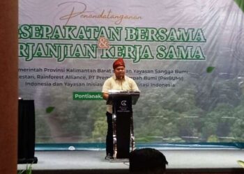 CEO PT Pribumi Andi Yunus Ladika saat memberikan pemaparan pada kegiatan Penandatanganan Kesepakatan Bersama dan Perjanjian Kerja Sama antara Pemerintah Provinsi Kalimantan Barat, Yayasan Sangga Bumi Lestari, Rainforest Alliance, Pribumi Indonesia, dan Yayasan Inisiasi Alam Rehabilitasi Indonesia. (Foto: RRI/Syahrul Sani)