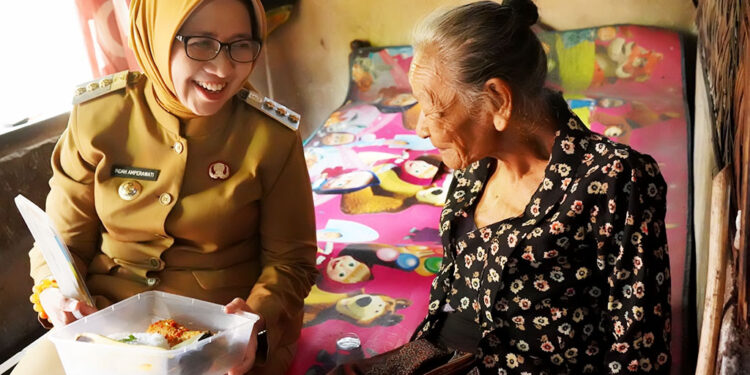 Foto : Bupati Lumajang dalam program Sehari Ngantor di Kecamatan Terpadu (Setor Madu) di Kecamatan Candipuro, Kabupaten Lumajang, Selasa (2/9/2025).