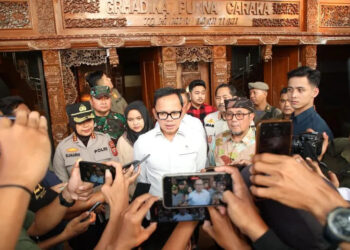 Foto : Wakil Menteri Dalam Negeri (Wamendagri) Bima Arya Sugiarto, memberikan keterangan kepada wartawan, usai  Rapat Koordinasi Kondisi Terkini Kabupaten Cirebon di Kantor Bupati Cirebon, Jawa Barat (3/9/2025). (Dok.Kemendagri)