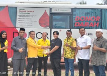 Pengurus partai Golkar sedang foto bersama di sela-sela kegiatan bakti sosial pada acara Hut ke 61 partai tersebut.