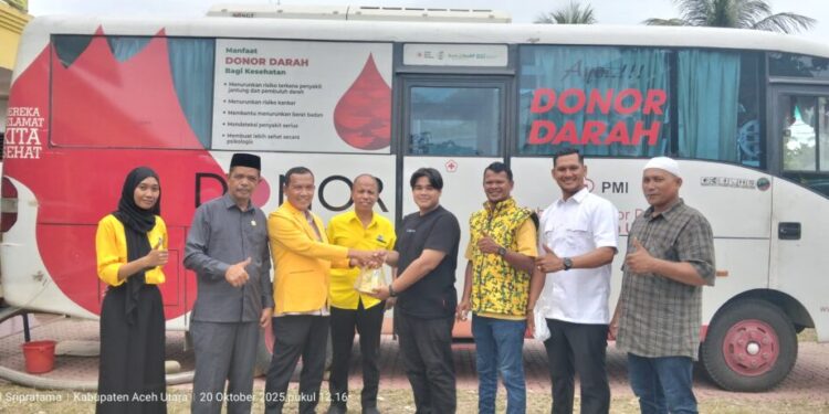 Pengurus partai Golkar sedang foto bersama di sela-sela kegiatan bakti sosial pada acara Hut ke 61 partai tersebut.