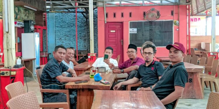 Pertemuan antara anggota Komunitas Kawepost di perbatasan Aceh Utara — Aceh Timur