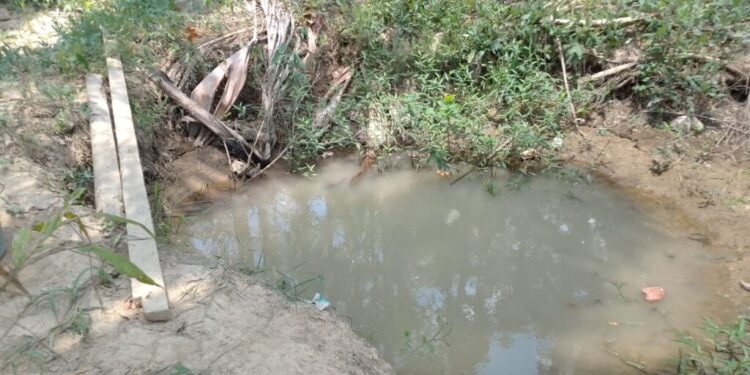 Sumur asal-asalan warga di Gampong Alue Bili Geulumpang yang terpaksa dimanfaatkan untuk kebutuhan air