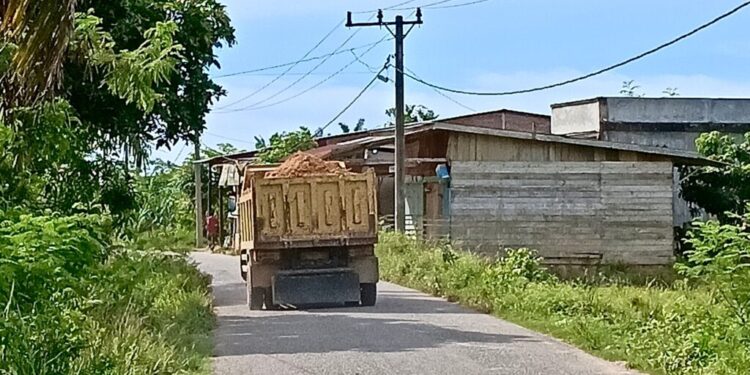 Sebuah truk tanpa nomor polisi sedang berlalu lalang angkut tanah. (Foto: Jamal Hantu Rimba)