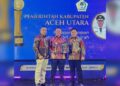 Bupati saat menerima penghargaan Serambi Award 2026