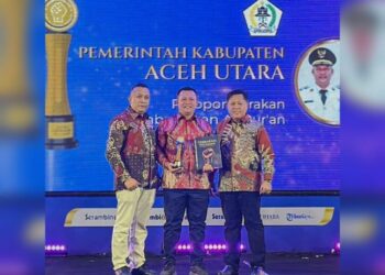 Bupati saat menerima penghargaan Serambi Award 2026