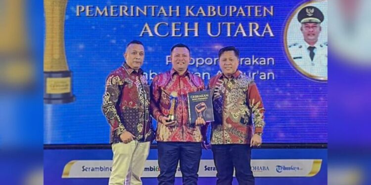 Bupati saat menerima penghargaan Serambi Award 2026